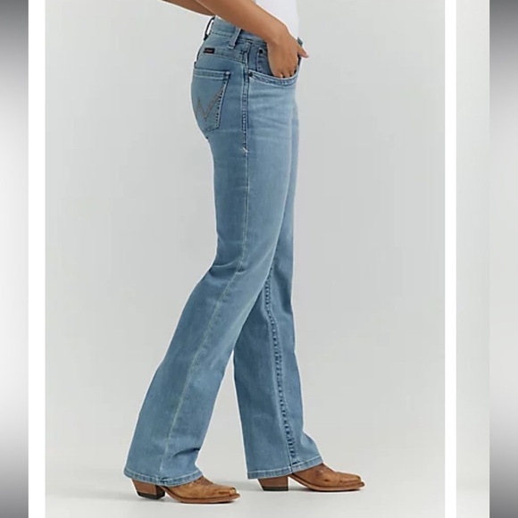 Wrangler Willow Ultimate Riding Jeans, Light Wash, Size 1x32 - Picture 3 of 15